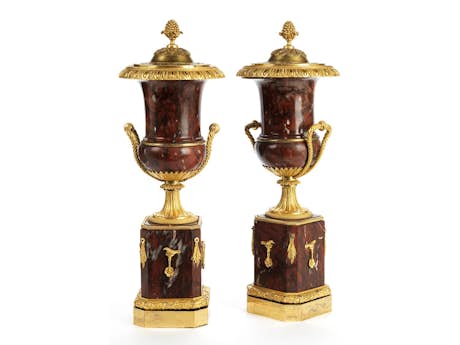 Paar Kaminziervasen in braunem Marmor und vergoldeter Bronze